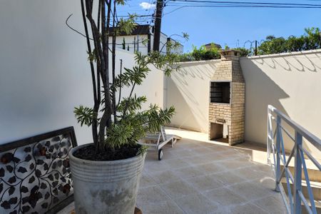 Casa à venda com 447m², 4 quartos e 4 vagas Casa à venda com 447m², 4 quartos e 4 vagasVaranda