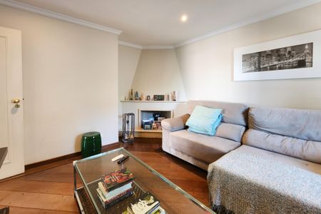 Casa à venda com 447m², 4 quartos e 4 vagas Casa à venda com 447m², 4 quartos e 4 vagasSala de TV