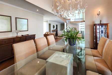 Casa à venda com 447m², 4 quartos e 4 vagas Casa à venda com 447m², 4 quartos e 4 vagasSala de Jantar