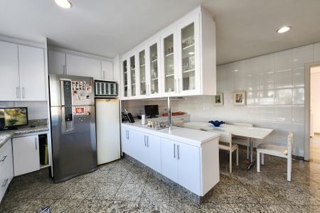 Casa à venda com 447m², 4 quartos e 4 vagas Casa à venda com 447m², 4 quartos e 4 vagasCozinha
