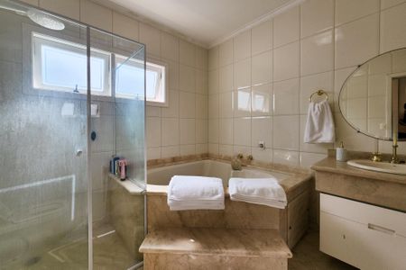 Casa à venda com 447m², 4 quartos e 4 vagas Casa à venda com 447m², 4 quartos e 4 vagasBanheiro da Suíte 2