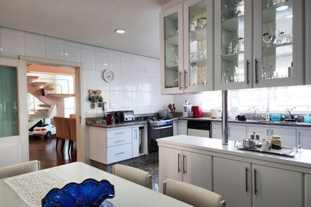 Casa à venda com 447m², 4 quartos e 4 vagas Casa à venda com 447m², 4 quartos e 4 vagasCozinha