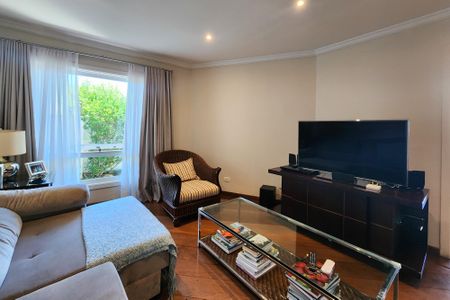 Casa à venda com 447m², 4 quartos e 4 vagas Casa à venda com 447m², 4 quartos e 4 vagasSala de TV