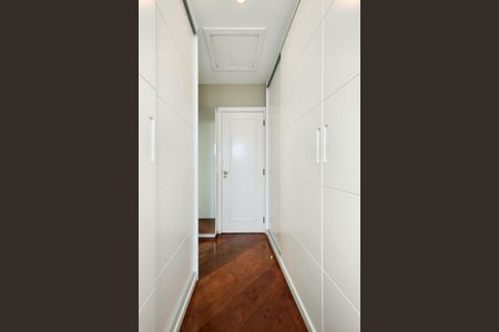 Casa à venda com 447m², 4 quartos e 4 vagas Casa à venda com 447m², 4 quartos e 4 vagasBanheiro da Suíte 2