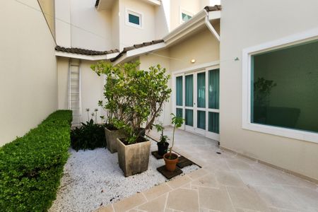 Casa à venda com 447m², 4 quartos e 4 vagas Casa à venda com 447m², 4 quartos e 4 vagasVaranda Área