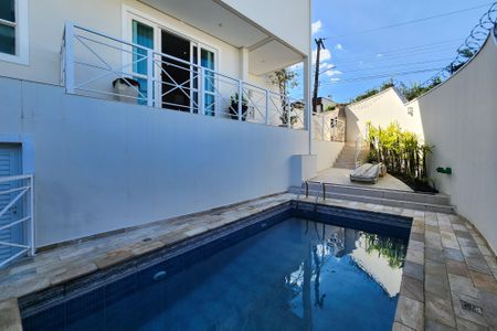 Casa à venda com 447m², 4 quartos e 4 vagas Casa à venda com 447m², 4 quartos e 4 vagasPiscina