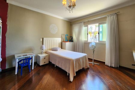 Casa à venda com 447m², 4 quartos e 4 vagas Casa à venda com 447m², 4 quartos e 4 vagasQuarto 2