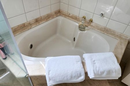 Casa à venda com 447m², 4 quartos e 4 vagas Casa à venda com 447m², 4 quartos e 4 vagasBanheiro da Suíte 2