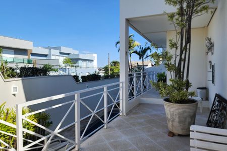 Casa à venda com 447m², 4 quartos e 4 vagas Casa à venda com 447m², 4 quartos e 4 vagasVaranda