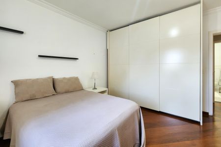 Casa à venda com 447m², 4 quartos e 4 vagas Casa à venda com 447m², 4 quartos e 4 vagasQuarto 1