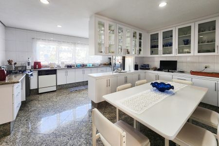 Casa à venda com 447m², 4 quartos e 4 vagas Casa à venda com 447m², 4 quartos e 4 vagasCozinha