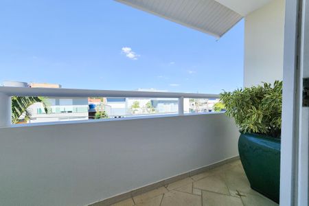 Casa à venda com 447m², 4 quartos e 4 vagas Casa à venda com 447m², 4 quartos e 4 vagasVaranda da Suíte 2