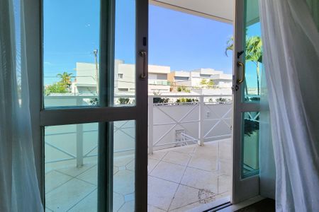 Casa à venda com 447m², 4 quartos e 4 vagas Casa à venda com 447m², 4 quartos e 4 vagasVista