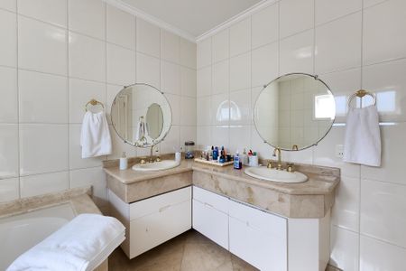 Casa à venda com 447m², 4 quartos e 4 vagas Casa à venda com 447m², 4 quartos e 4 vagasBanheiro da Suíte 2