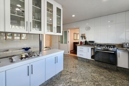 Casa à venda com 447m², 4 quartos e 4 vagas Casa à venda com 447m², 4 quartos e 4 vagasCozinha