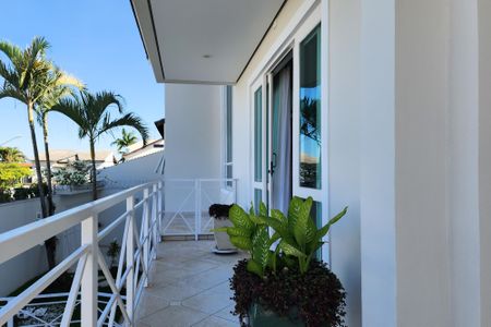 Casa à venda com 447m², 4 quartos e 4 vagas Casa à venda com 447m², 4 quartos e 4 vagasVaranda