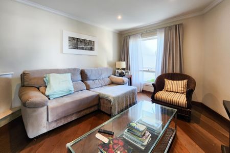 Casa à venda com 447m², 4 quartos e 4 vagas Casa à venda com 447m², 4 quartos e 4 vagasSala de TV