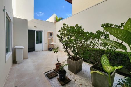 Casa à venda com 447m², 4 quartos e 4 vagas Casa à venda com 447m², 4 quartos e 4 vagasVaranda Área