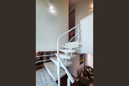 Casa à venda com 447m², 4 quartos e 4 vagas Casa à venda com 447m², 4 quartos e 4 vagasEscada