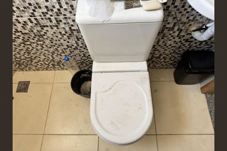 Casa à venda com 28m², 1 quarto e sem vaga Casa à venda com 28m², 1 quarto e sem vagaBanheiro social