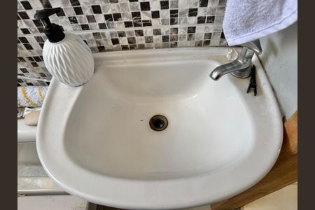 Casa à venda com 28m², 1 quarto e sem vaga Casa à venda com 28m², 1 quarto e sem vagaBanheiro social