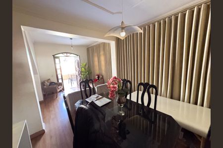 Casa à venda com 283m², 3 quartos e 2 vagasSala