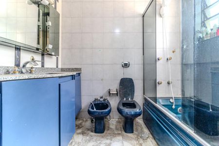 Casa à venda com 477m², 3 quartos e 4 vagasBanheiro da Suíte 2