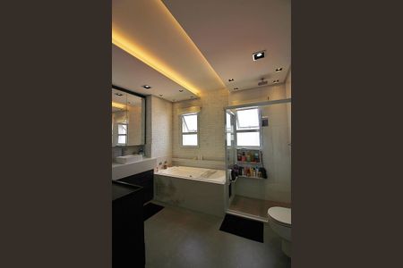 Apartamento à venda com 242m², 3 quartos e 4 vagasSuíte 1 Banheiro 