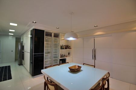 Apartamento à venda com 242m², 3 quartos e 4 vagasCozinha 