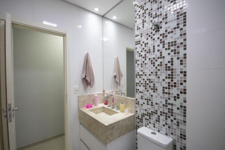 Casa à venda com 140m², 3 quartos e 2 vagas Casa à venda com 140m², 3 quartos e 2 vagasBanheiro