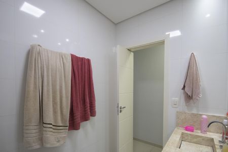 Casa à venda com 140m², 3 quartos e 2 vagas Casa à venda com 140m², 3 quartos e 2 vagasBanheiro