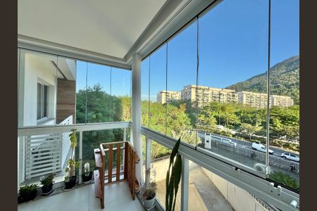 Apartamento à venda com 68m², 2 quartos e 1 vaga Apartamento à venda com 68m², 2 quartos e 1 vagaVaranda