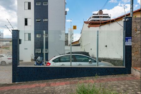 Apartamento à venda com 110m², 2 quartos e 2 vagasPlaca de vende instalada na fachada do prédio (HMFD-345)