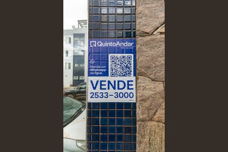Apartamento à venda com 110m², 2 quartos e 2 vagasPlaca de vende instalada na fachada do prédio (HMFD-345)