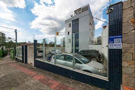 Apartamento à venda com 110m², 2 quartos e 2 vagasPlaca de vende instalada na fachada do prédio (HMFD-345)