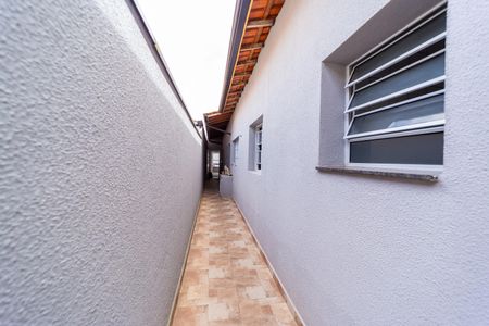Casa à venda com 90m², 2 quartos e 2 vagasCorredor Lateral