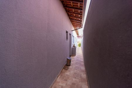 Casa à venda com 90m², 2 quartos e 2 vagasCorredor Lateral