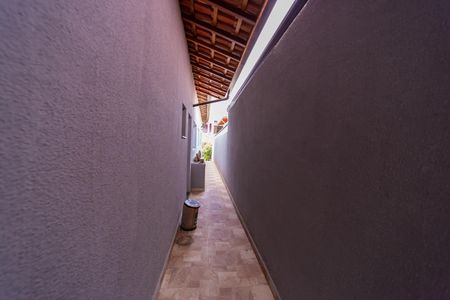 Casa à venda com 90m², 2 quartos e 2 vagasCorredor Lateral