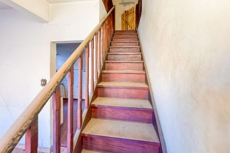 Casa à venda com 100m², 3 quartos e 2 vagas Casa à venda com 100m², 3 quartos e 2 vagasEscada