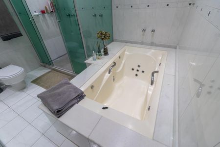 Casa de condomínio à venda com 365m², 4 quartos e 2 vagasBanheiro da suíte 1