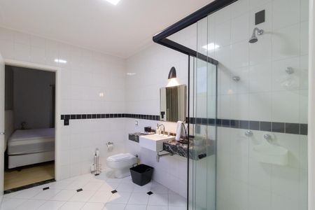 Casa de condomínio à venda com 365m², 4 quartos e 2 vagasBanheiro da suíte americana