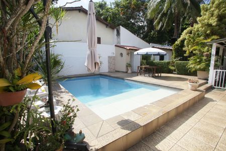 Casa à venda com 564m², 4 quartos e 3 vagas Casa à venda com 564m², 4 quartos e 3 vagasPiscina