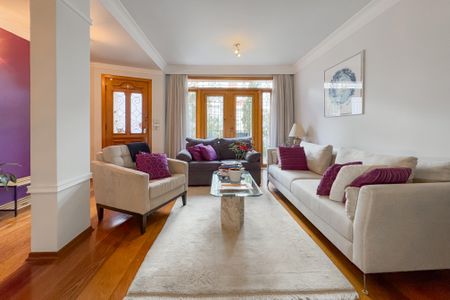 Casa à venda com 204m², 3 quartos e 3 vagas Casa à venda com 204m², 3 quartos e 3 vagasSala