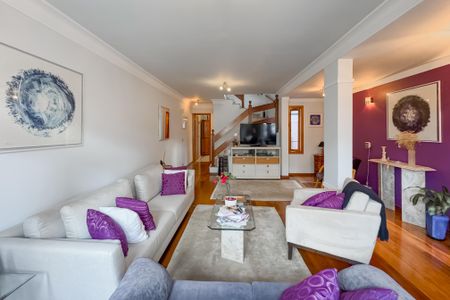 Casa à venda com 204m², 3 quartos e 3 vagas Casa à venda com 204m², 3 quartos e 3 vagasSala