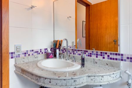 Casa à venda com 204m², 3 quartos e 3 vagas Casa à venda com 204m², 3 quartos e 3 vagasBanheiro Corredor