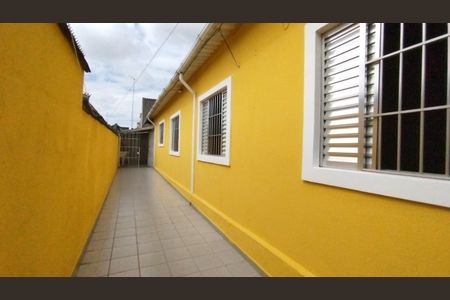Casa à venda com 208m², 3 quartos e 2 vagasCorredor externo