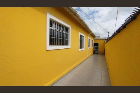 Casa à venda com 208m², 3 quartos e 2 vagasCorredor externo