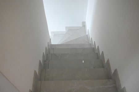 Casa à venda com 118m², 2 quartos e 2 vagas Casa à venda com 118m², 2 quartos e 2 vagasEscada