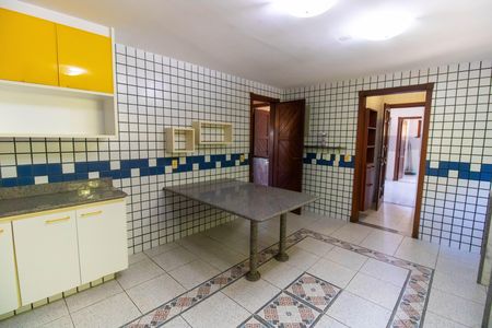 Casa de condomínio à venda com 368m², 3 quartos e 6 vagas Casa de condomínio à venda com 368m², 3 quartos e 6 vagasCozinha