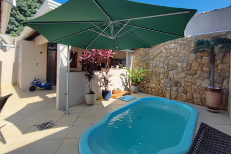 Casa à venda com 160m², 3 quartos e 2 vagas Casa à venda com 160m², 3 quartos e 2 vagasPiscina